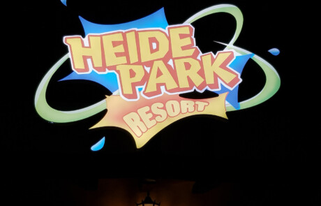 Eingangs Schild LED Heide Park Resort bei Nacht