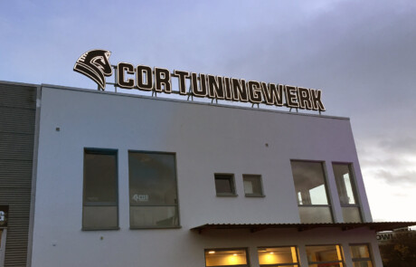 Leuchtschild des COR Tuningwerks aus Celle